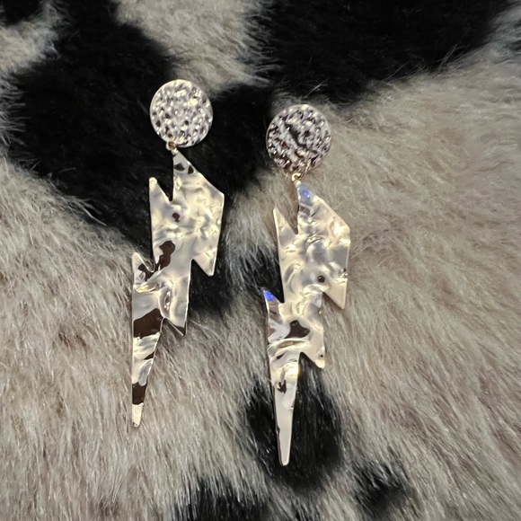 NWT Hammered Gold Lightning Bolt Earrings • Golden - Picture 6 of 7